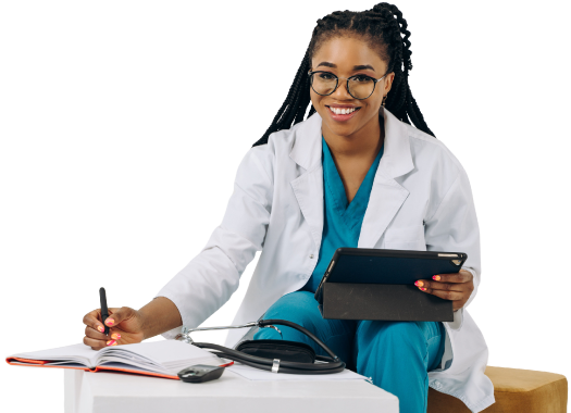 Imagen de una doctora revisando documentos